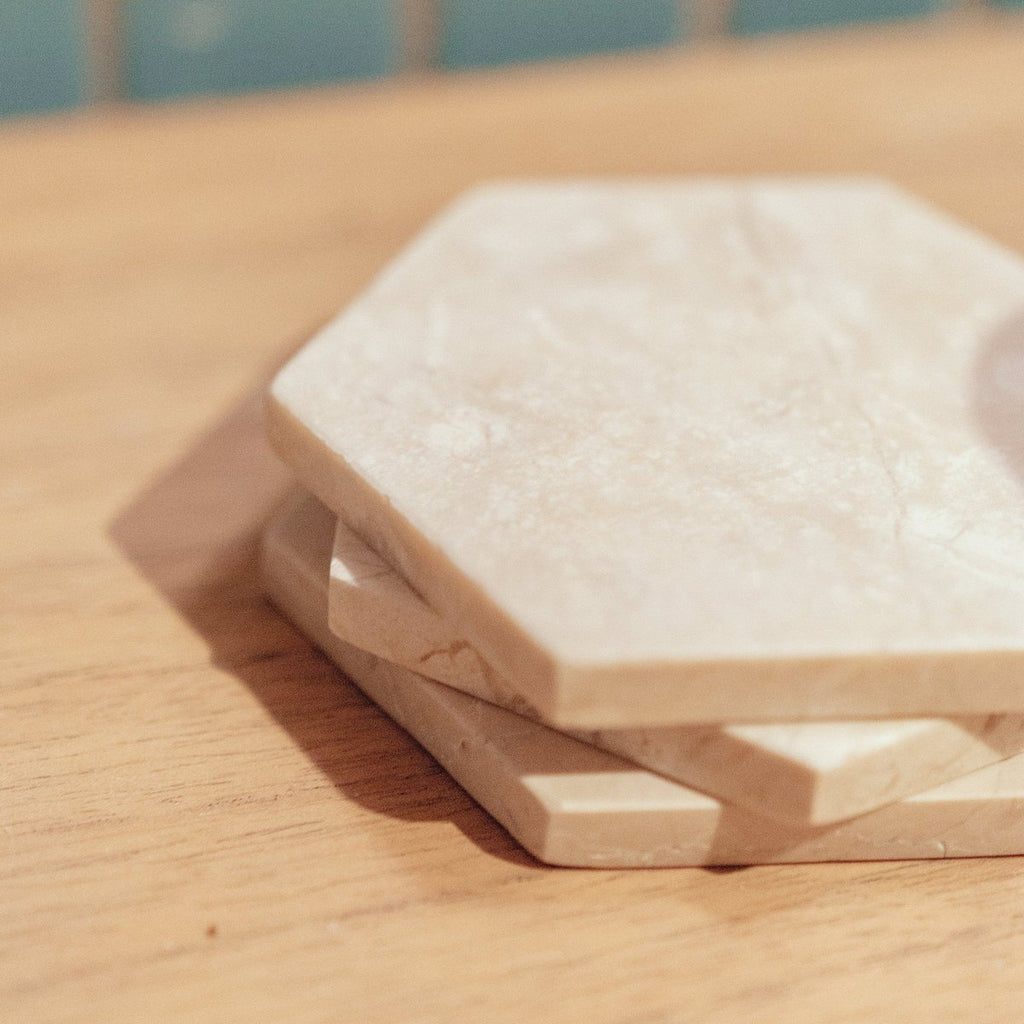 MARMOR UNTERSETZER HEXAGON (WEIß)