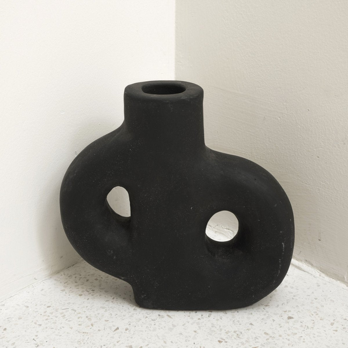HANDGEGOSSENE VASE AUS TON
