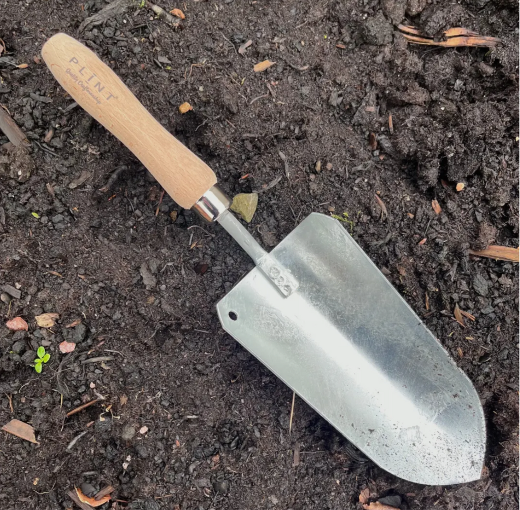 HANDGESCHMIEDETE PFLANZSCHAUFEL MIT HOLZGRIFF