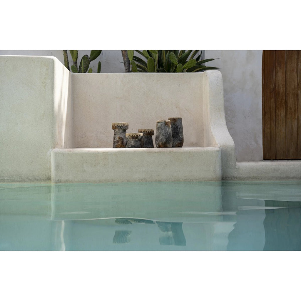 TERRAKOTTA VASE MIT BASTDETAIL (ANTIKGRAU) - 31cm