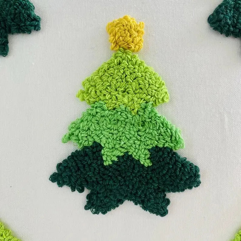 KISSENBEZUG | GESTICKTE WEIHNACHTSBÄUME MIT QUASTEN