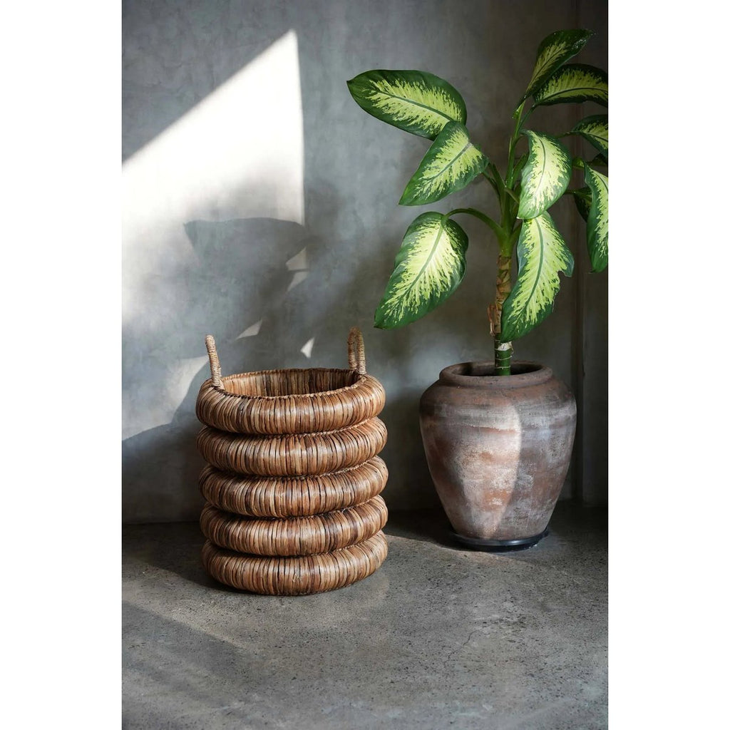 HANDGEFLOCHTENER KORB AUS WASSERHYZINTHE