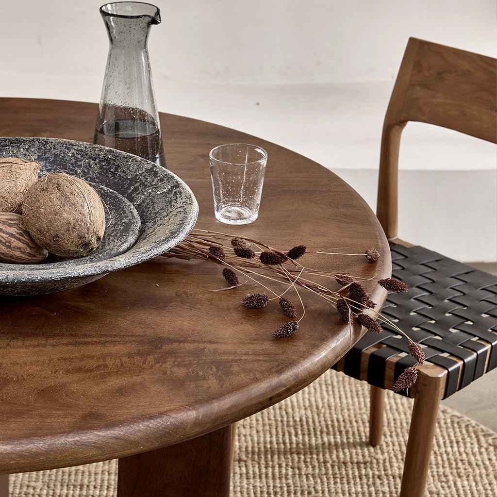 ESSZIMMERSTUHL AUS TEAKHOLZ MIT LEDERSITZFLÄCHE (SCHWARZ)