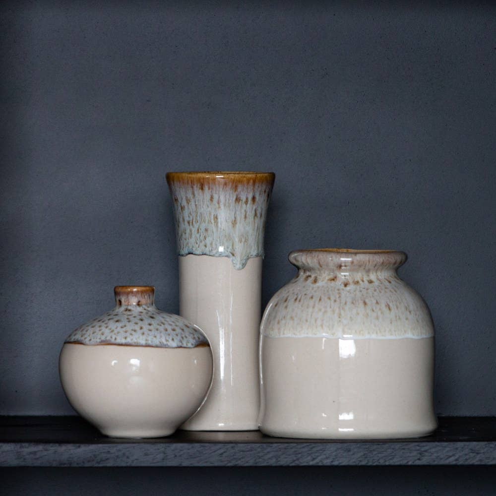 TRICHTERVASE AUS KERAMIK