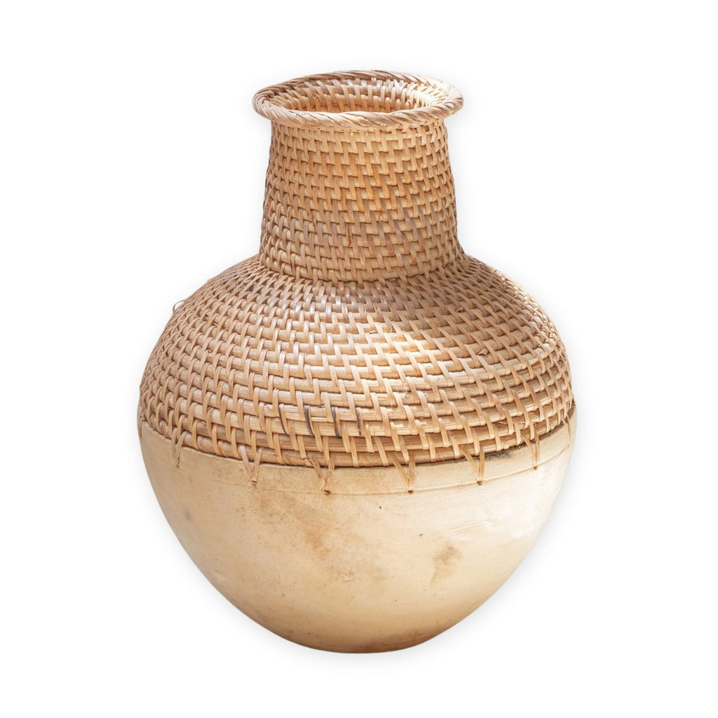 GEWEBTE VASE AUS RATTAN UND HOLZ