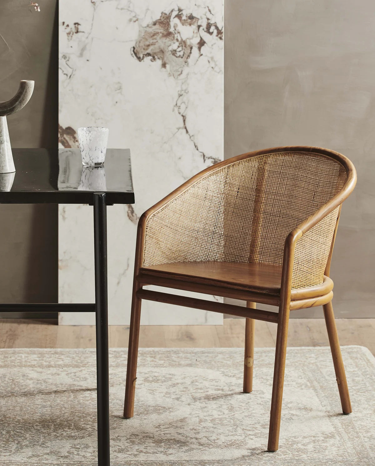 STUHL AUS TEAKHOLZ MIT RATTANLEHNE