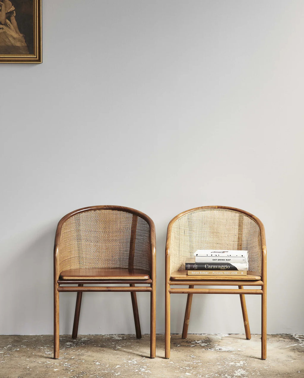 STUHL AUS TEAKHOLZ MIT RATTANLEHNE