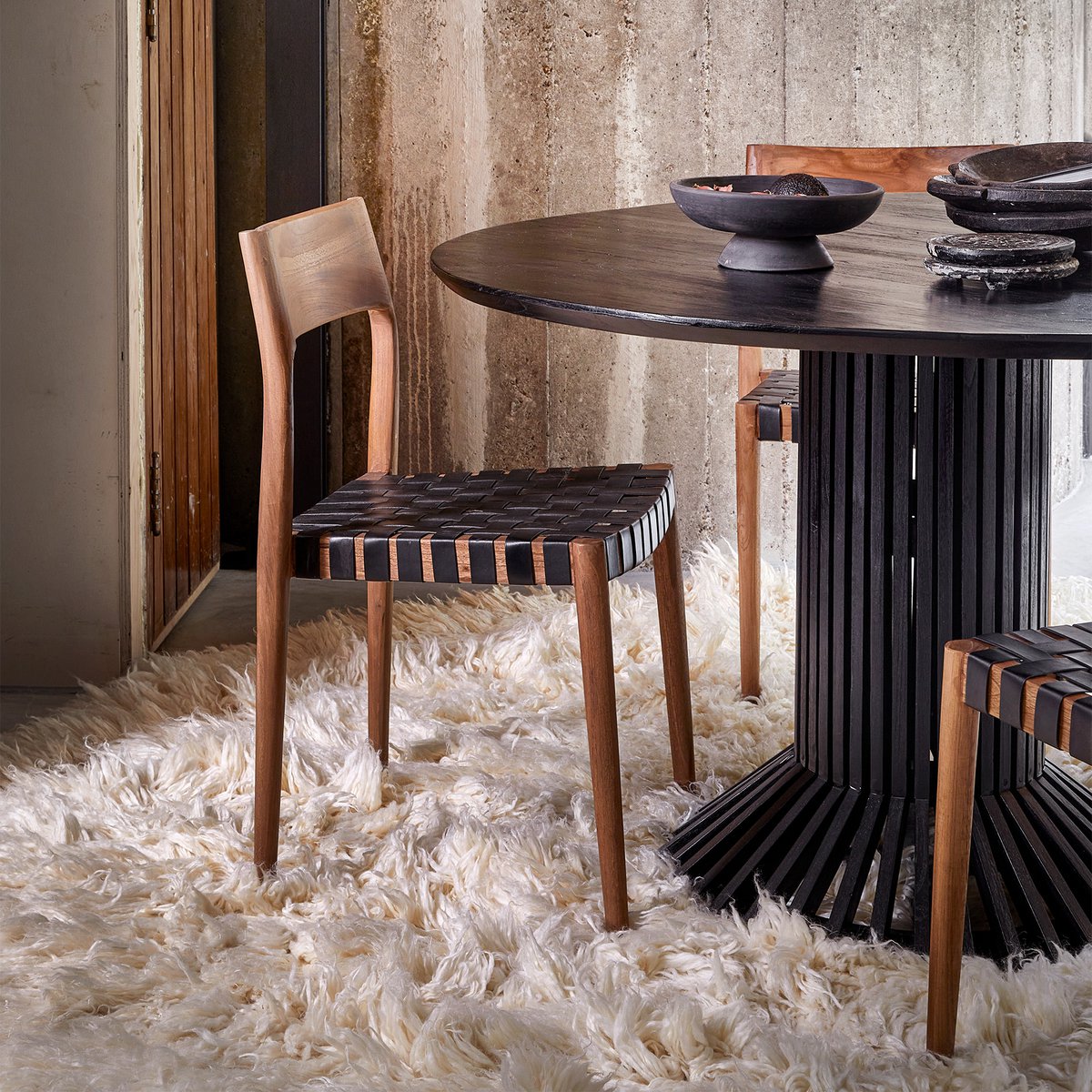 ESSZIMMERSTUHL AUS TEAKHOLZ MIT LEDERSITZFLÄCHE (SCHWARZ)
