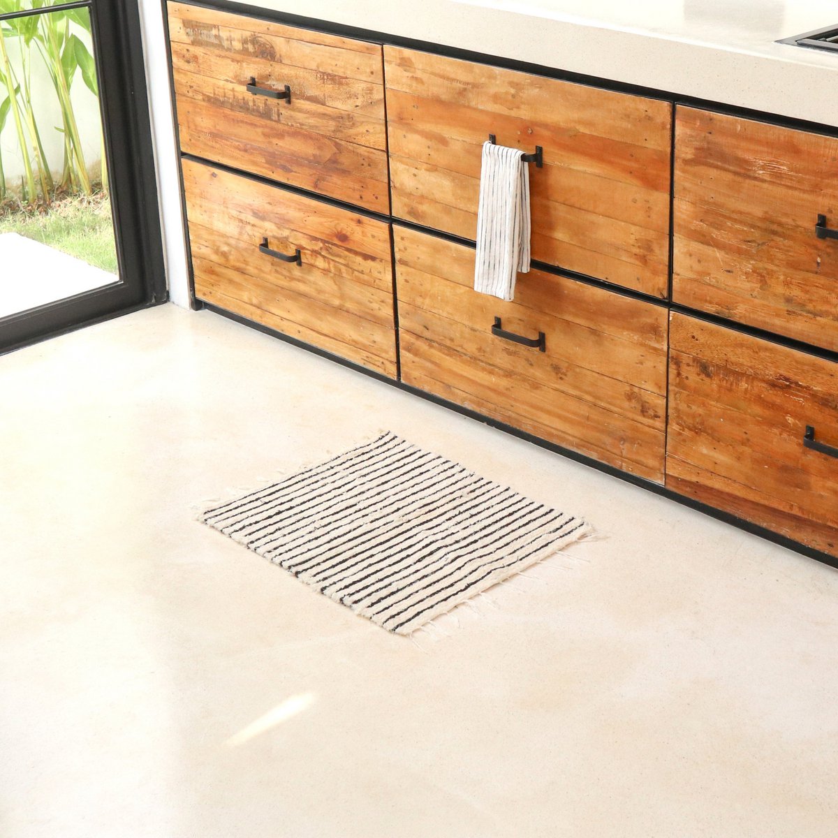 HANDGEWEBTER TEPPICH MIT QUASTEN