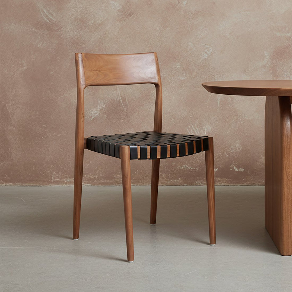 ESSZIMMERSTUHL AUS TEAKHOLZ MIT LEDERSITZFLÄCHE (SCHWARZ)