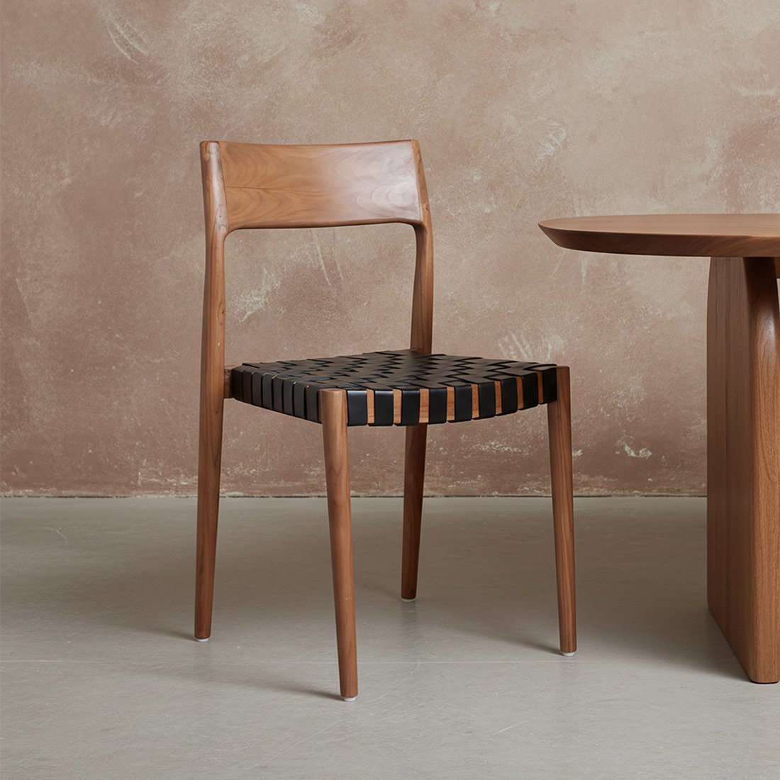 ESSZIMMERSTUHL AUS TEAKHOLZ MIT LEDERSITZFLÄCHE (SCHWARZ)