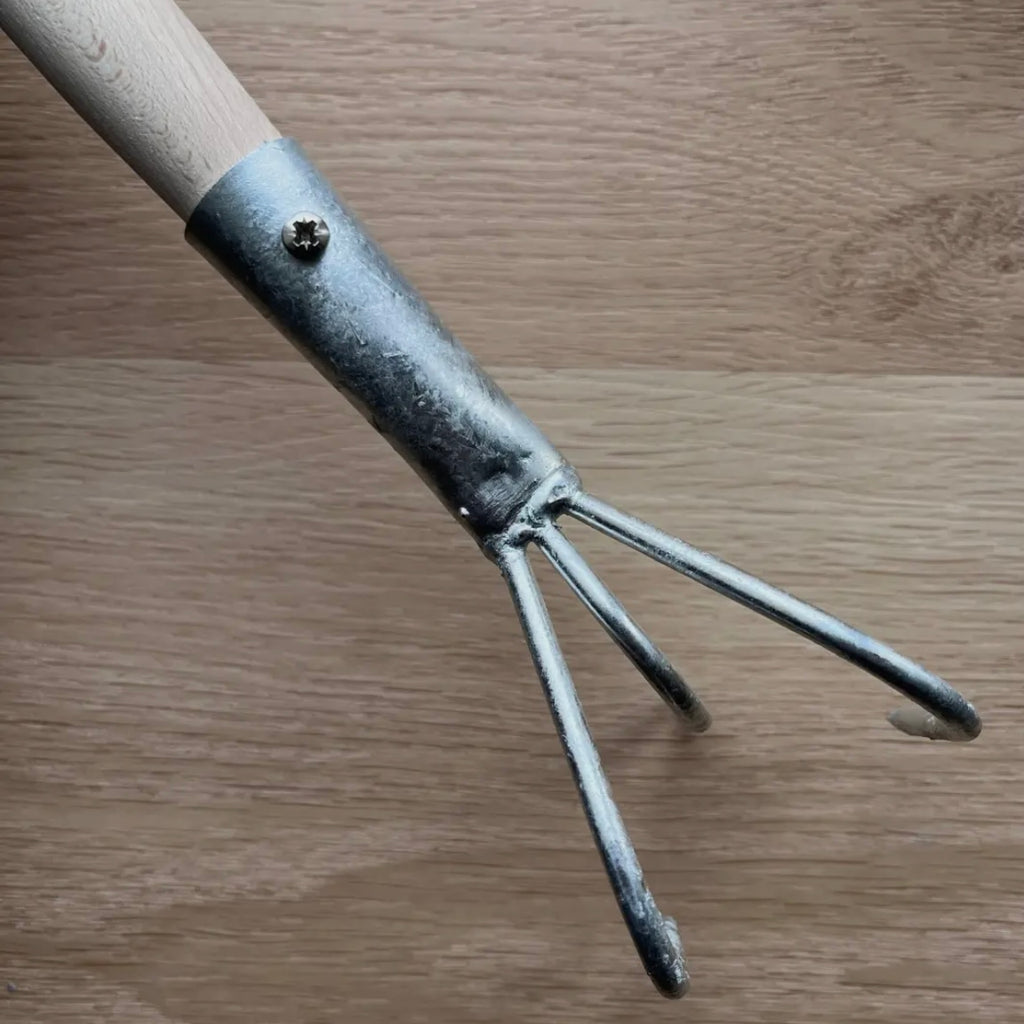 HANDGESCHMIEDETER HANDKULTIVATOR MIT HOLZGRIFF