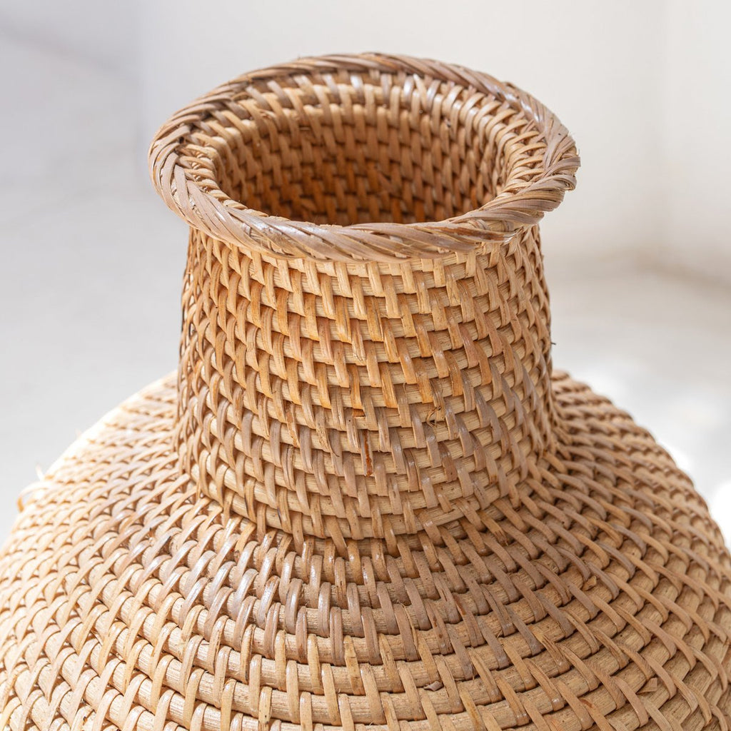 GEWEBTE VASE AUS RATTAN UND HOLZ