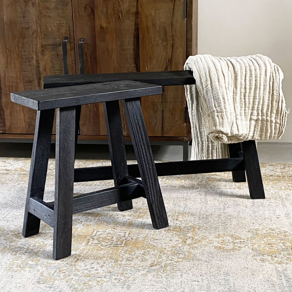 BANK AUS RECYCELTEM HOLZ (SCHWARZ) - 45cm