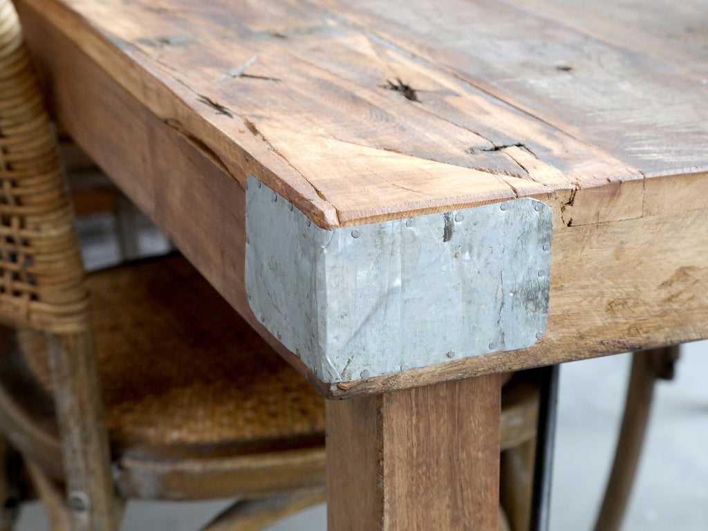Grimaud alter Holztisch natur - Milieubild
