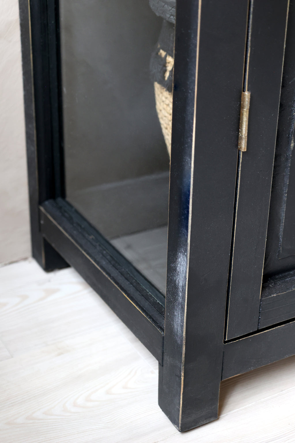 Vitrinenschrank mit Glastüren und Regalböden antique schwarz - Ansicht 9