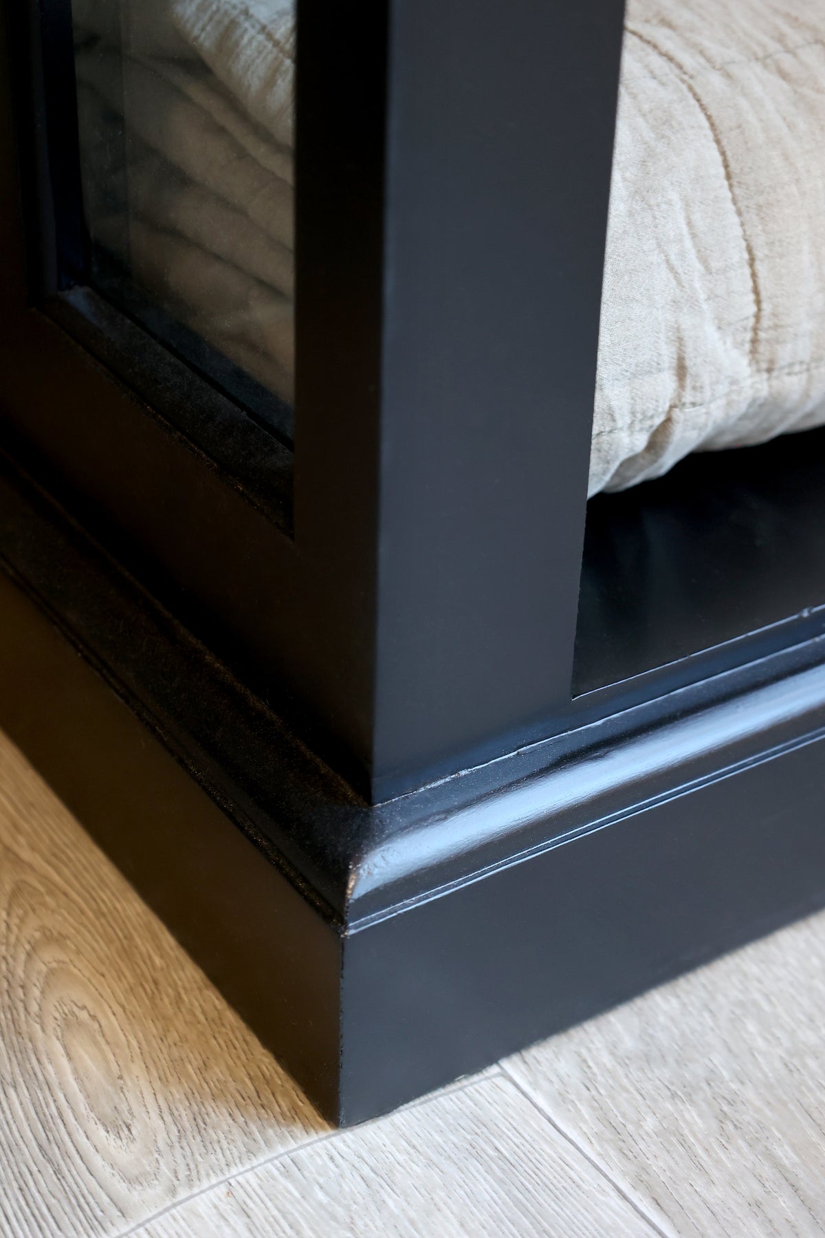 Marseille Vitrinenschrank 196x60cm schwarz - Milieubild