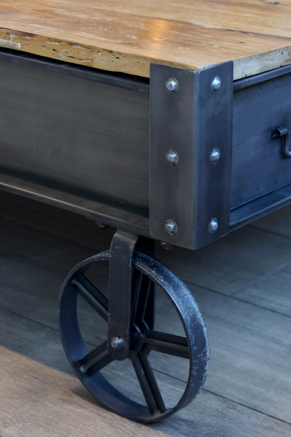 Sofatisch mit Schublade antique schwarz und natur - Milieubild