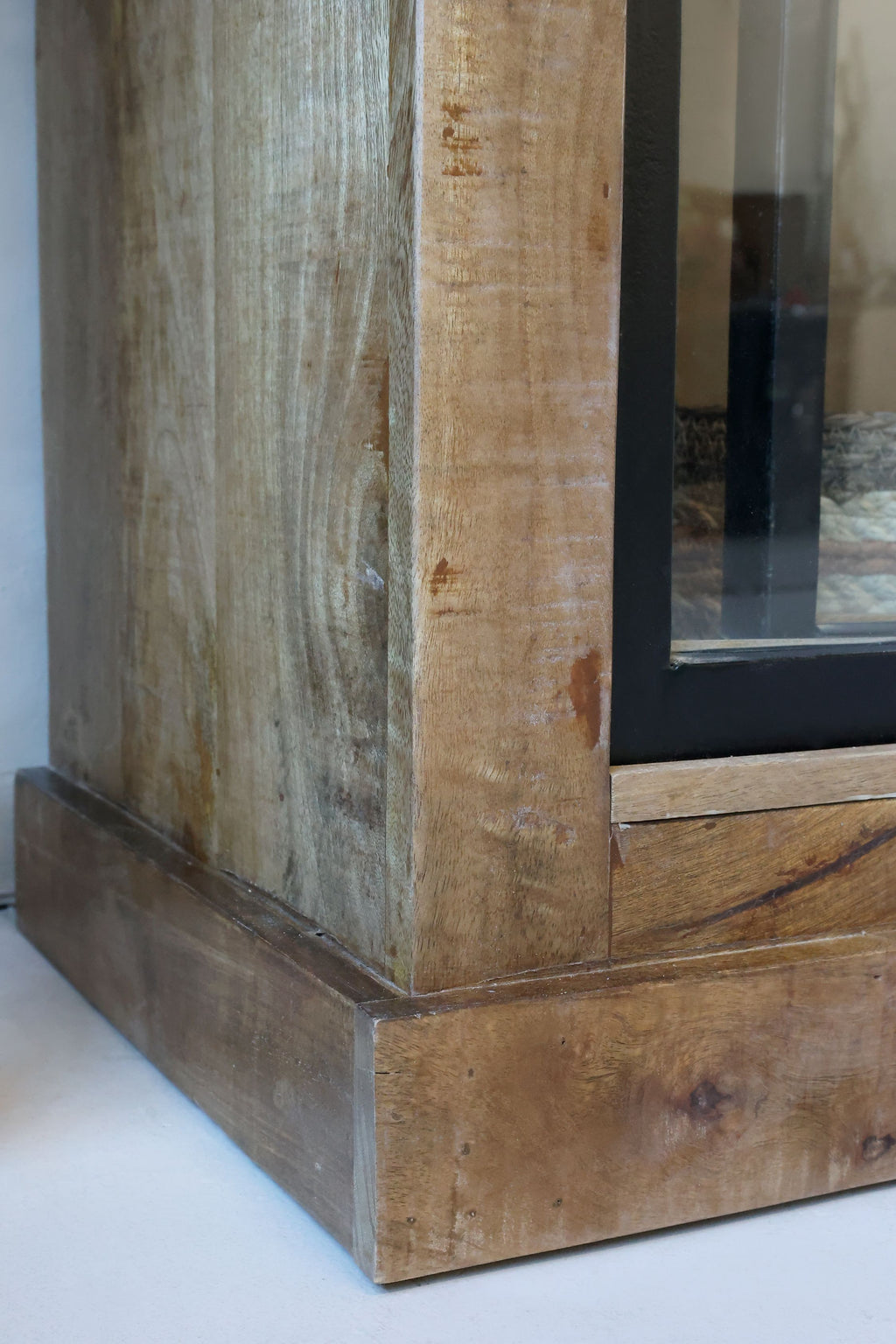 VITRINENSCHRANK AUS MANGOHOLZ - 190x110cm