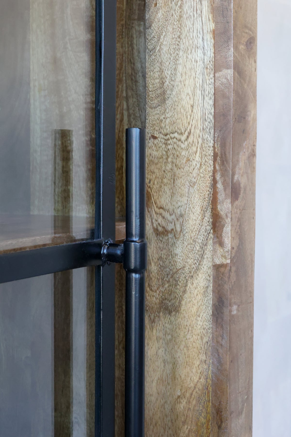 Vitrinenschrank aus Mangoholz 190x150cm - Ansicht 5