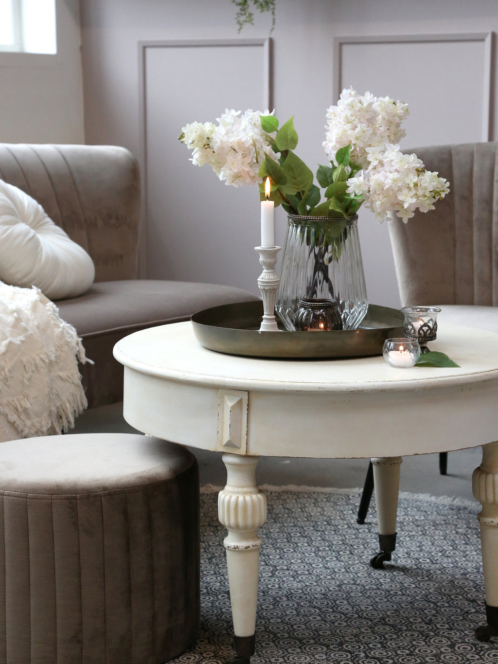 Marie Antoinette Sofatisch mit Rädern antique creme - Milieubild