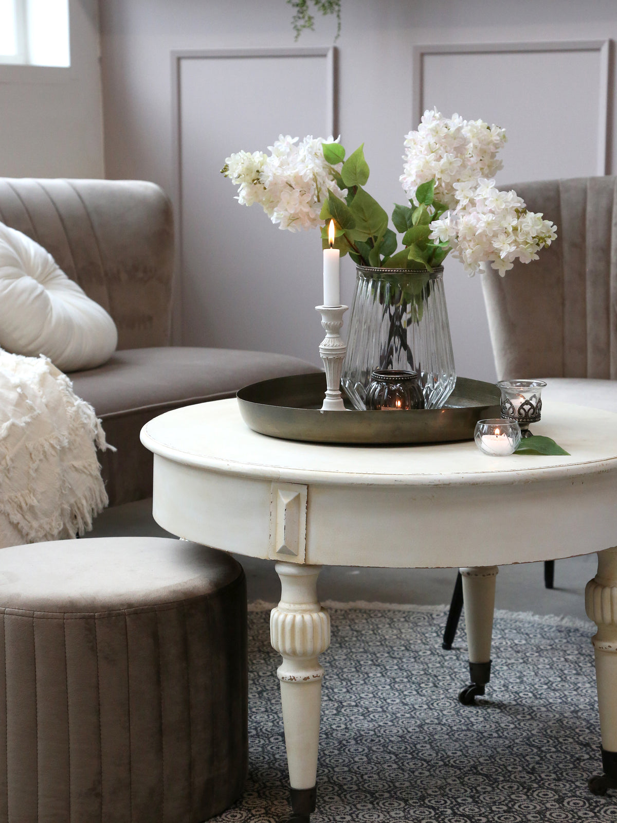 Marie Antoinette Sofatisch mit Rädern antique creme - Milieubild