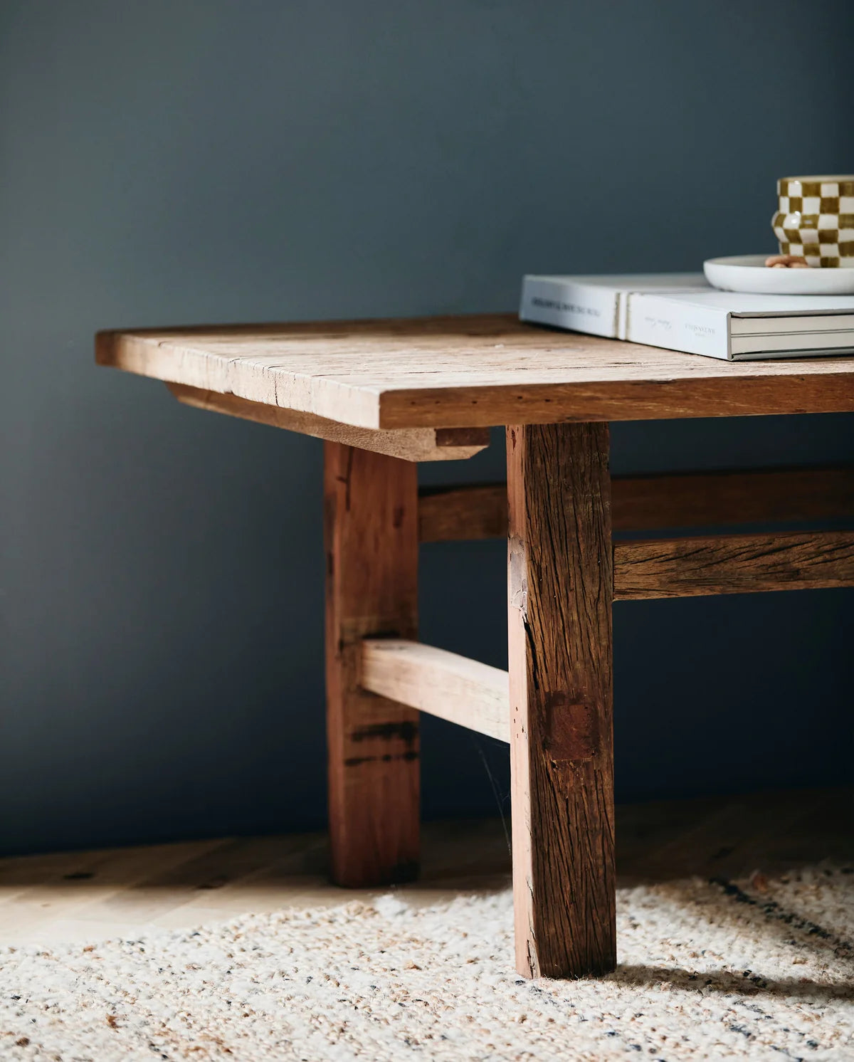 COUCHTISCH AUS RECYCELTEM HOLZ