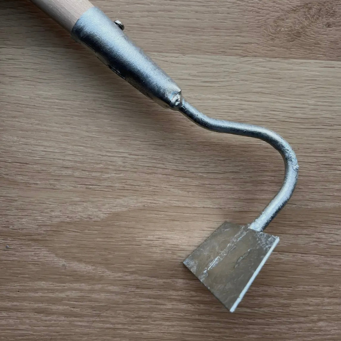 HANDGESCHMIEDETER HANDHACKER MIT HOLZGRIFF