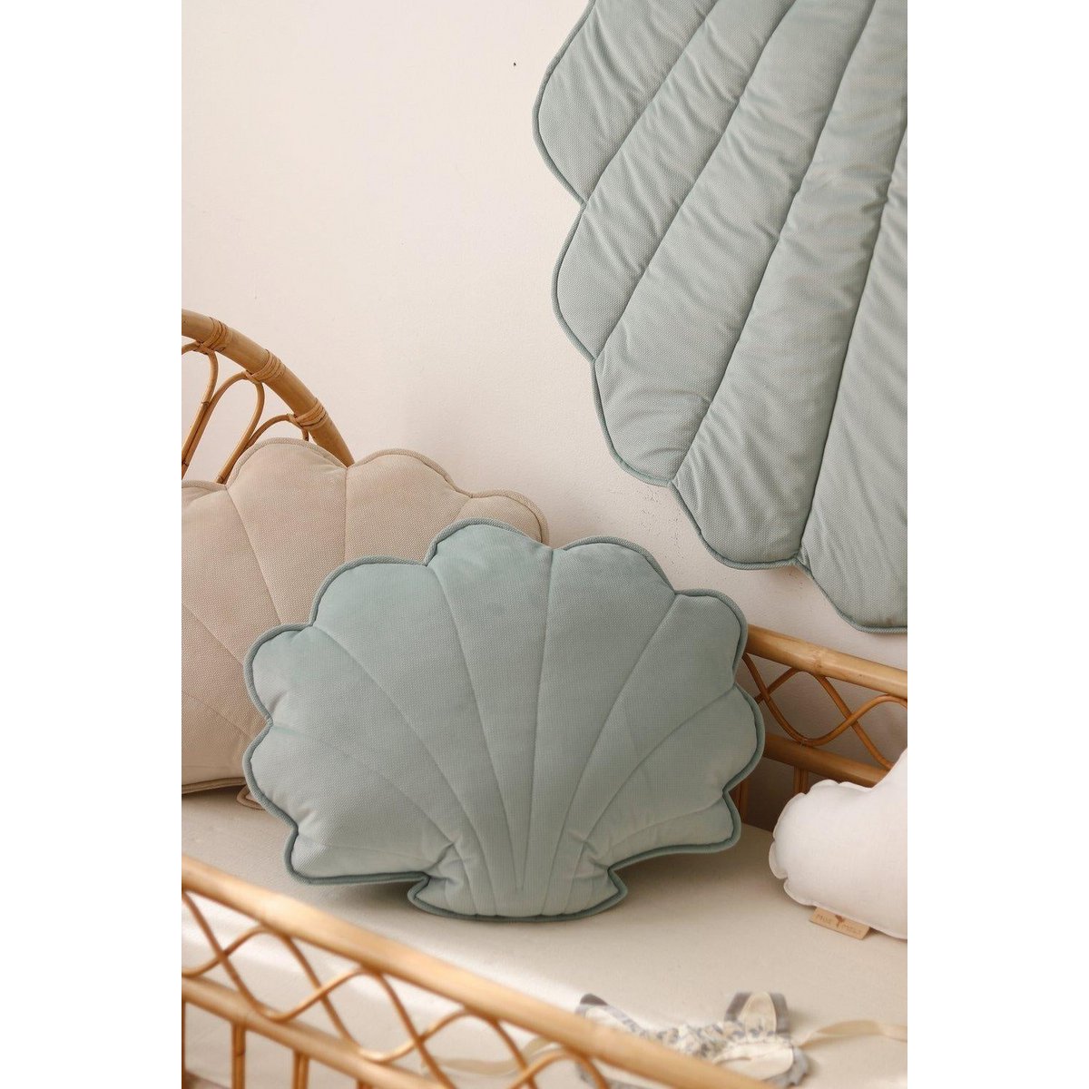 SAMT-MUSCHELKISSEN (POWDER MINT) - 60cm