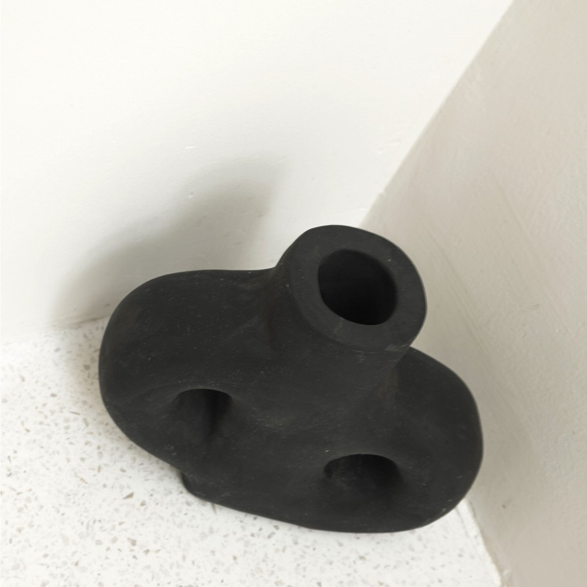 HANDGEGOSSENE VASE AUS TON