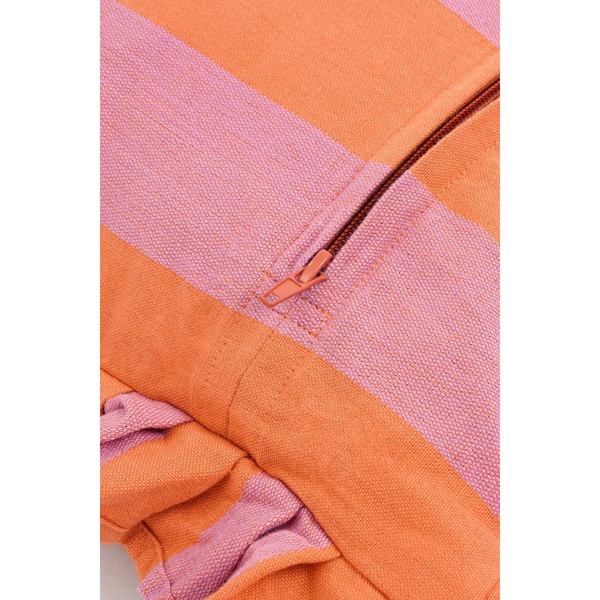 GESTREIFTES BAUMWOLLKISSEN MIT RÜSCHEN