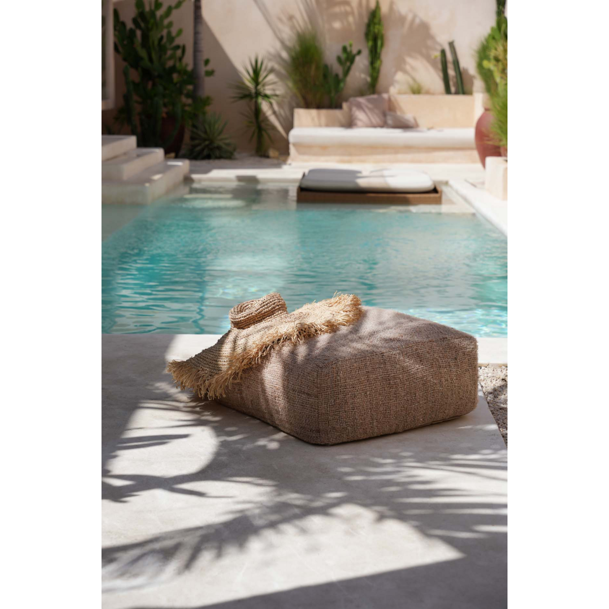 HANDGEWEBTER POUFFE (BEIGE)