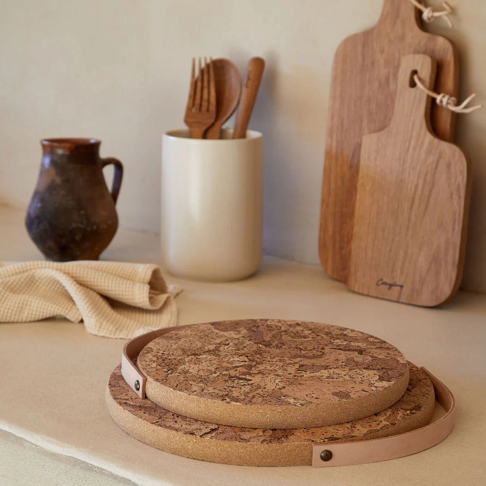 UNTERSETZER AUS KORK MIT LEDERGRIFF - 30cm