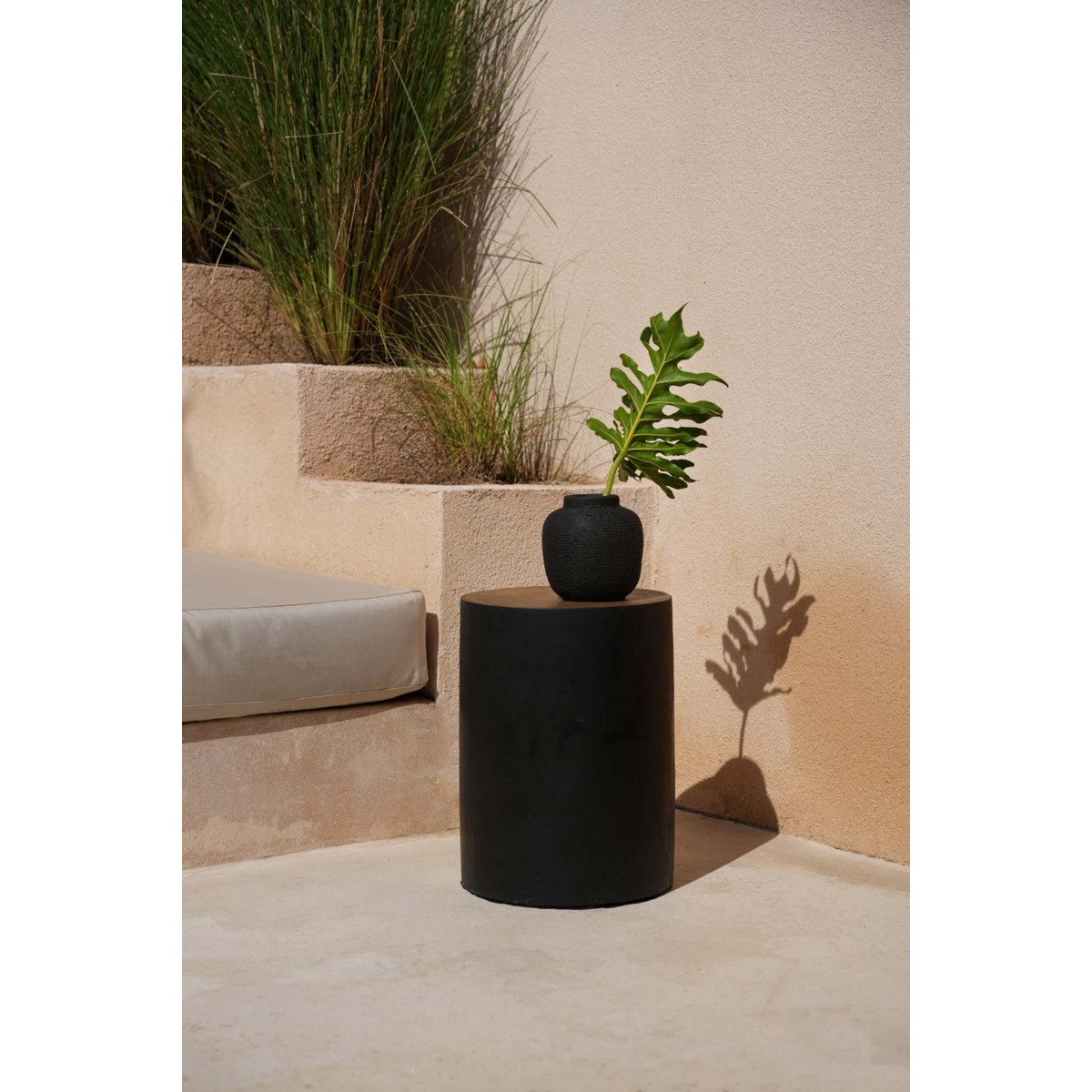 TRIBE HOCKER AUS MUNGURHOLZ (SCHWARZ)