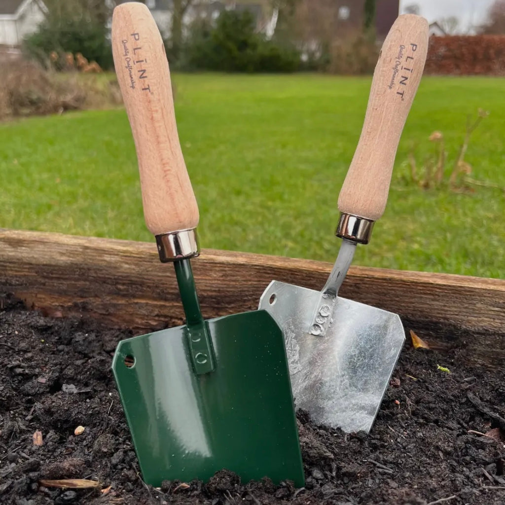 HANDGESCHMIEDETE PFLANZSCHAUFEL MIT HOLZGRIFF