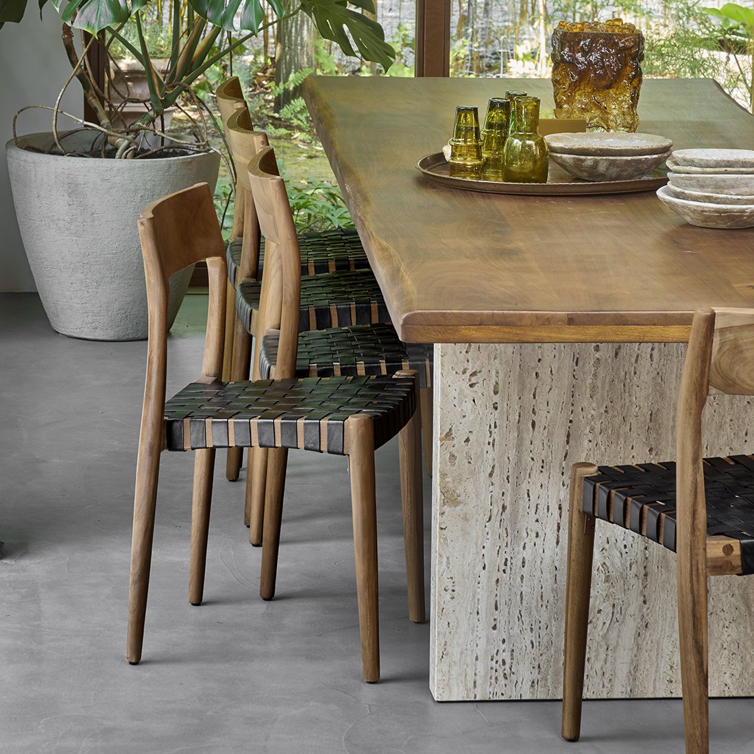 ESSZIMMERSTUHL AUS TEAKHOLZ MIT LEDERSITZFLÄCHE (SCHWARZ)