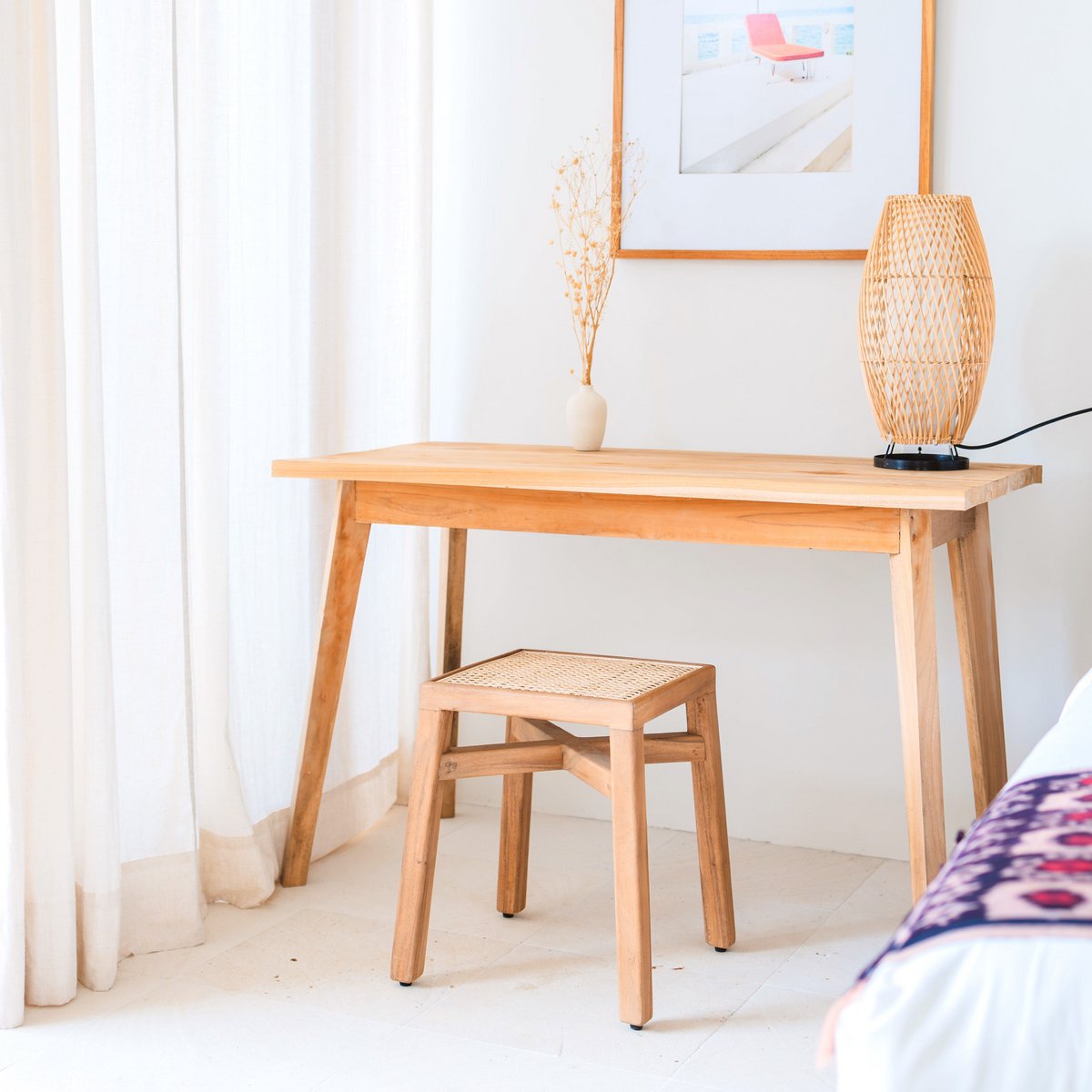 HANDGEFERTIGTER HOLZHOCKER MIT RATTAN SITZFLÄCHE