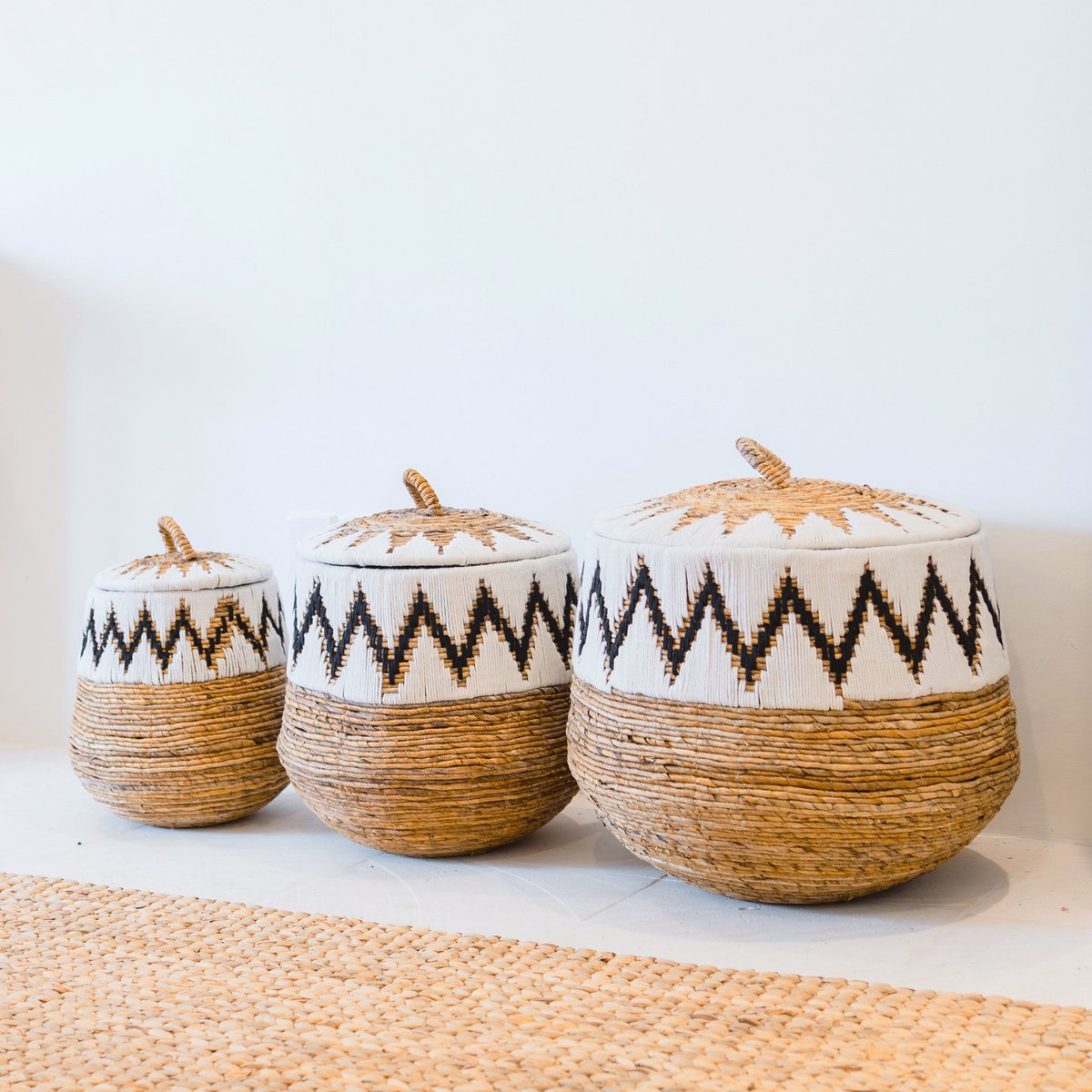 GEFLOCHTENE KÖRBE MIT BAUMWOLLMUSTER