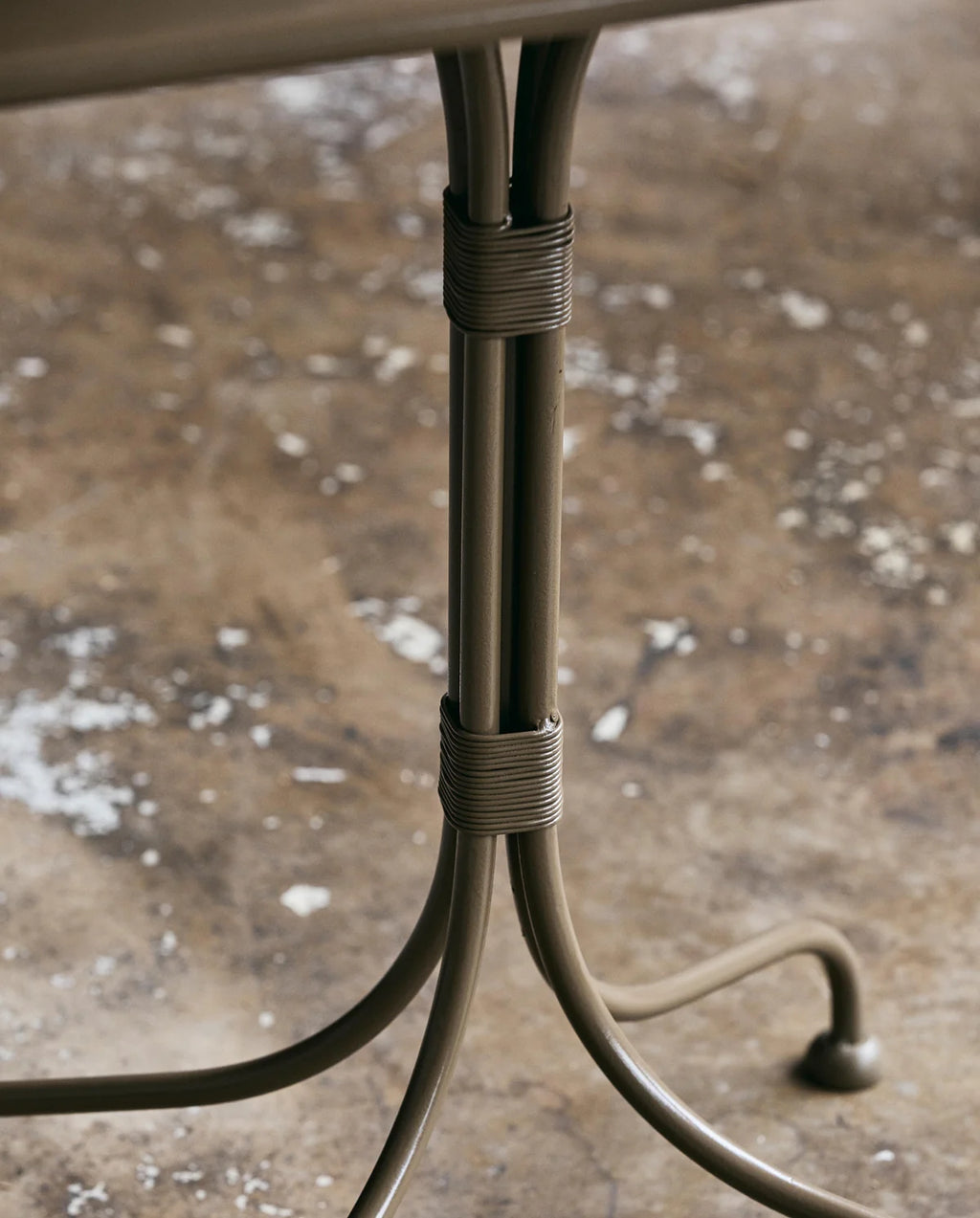 EISENTISCH (OLIVE) - 52x77cm