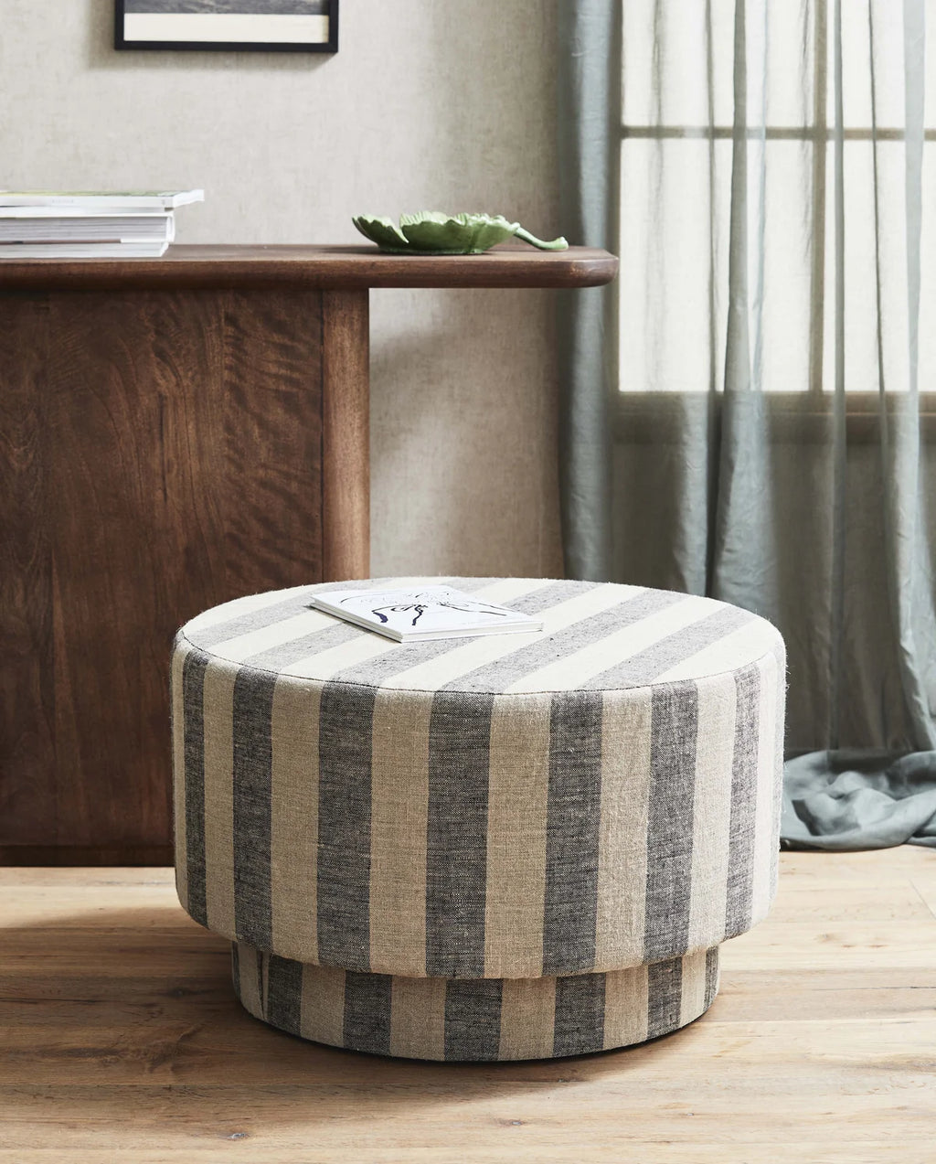 POUF MIT LEINENBEZUG