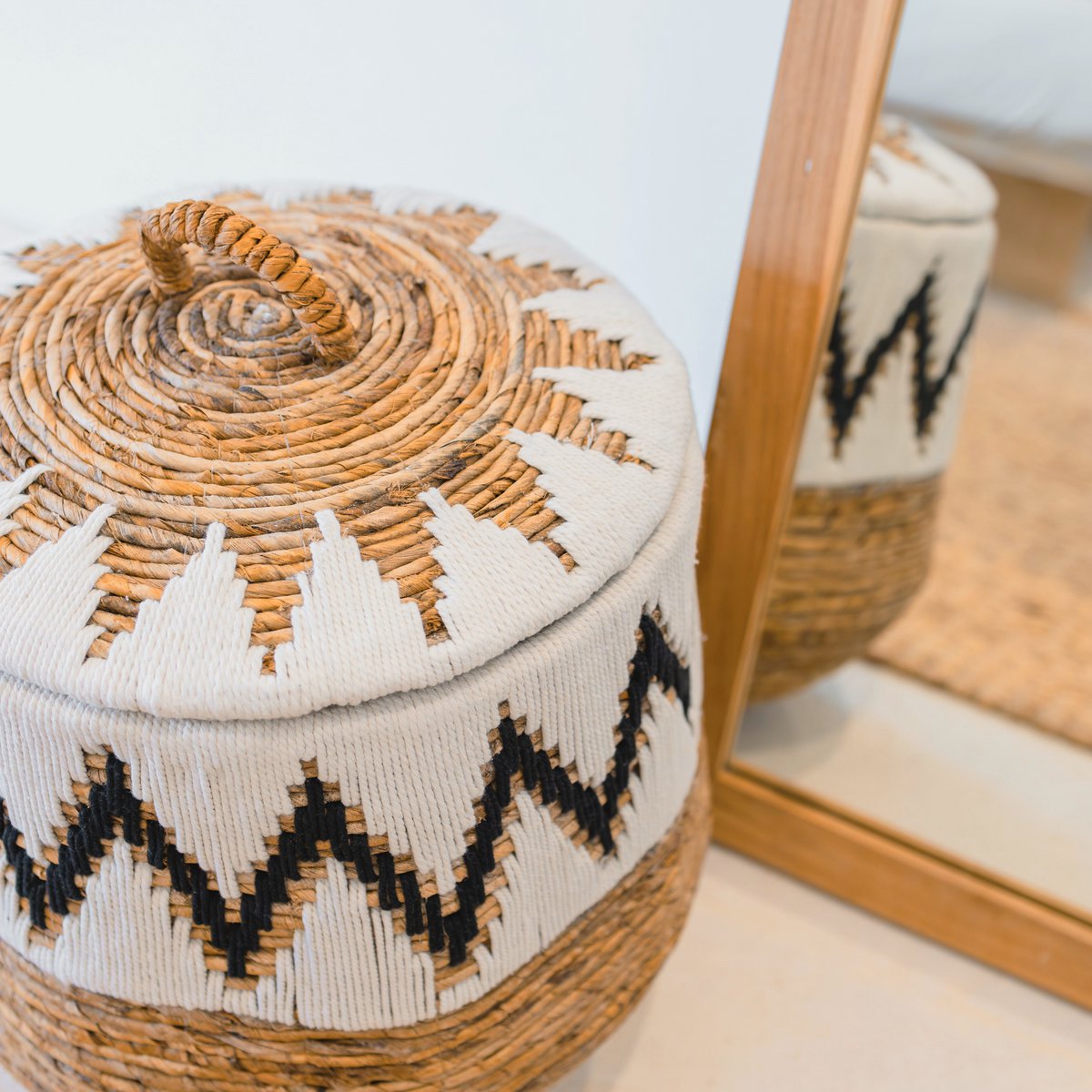 GEFLOCHTENE KÖRBE MIT BAUMWOLLMUSTER