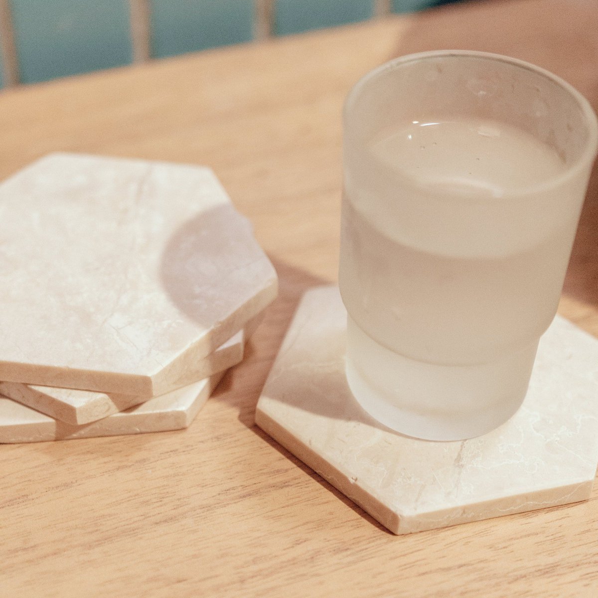 MARMOR UNTERSETZER HEXAGON (WEIß)