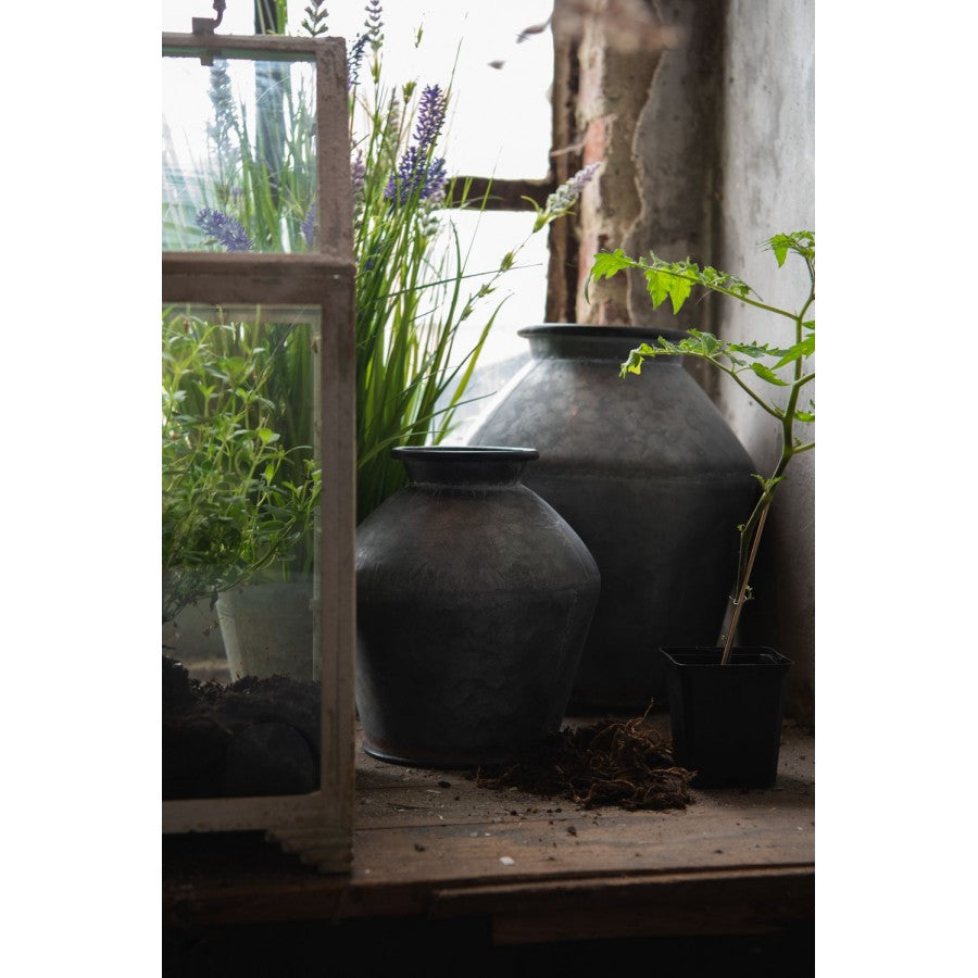 DEKORATIVE VASE AUS METALL