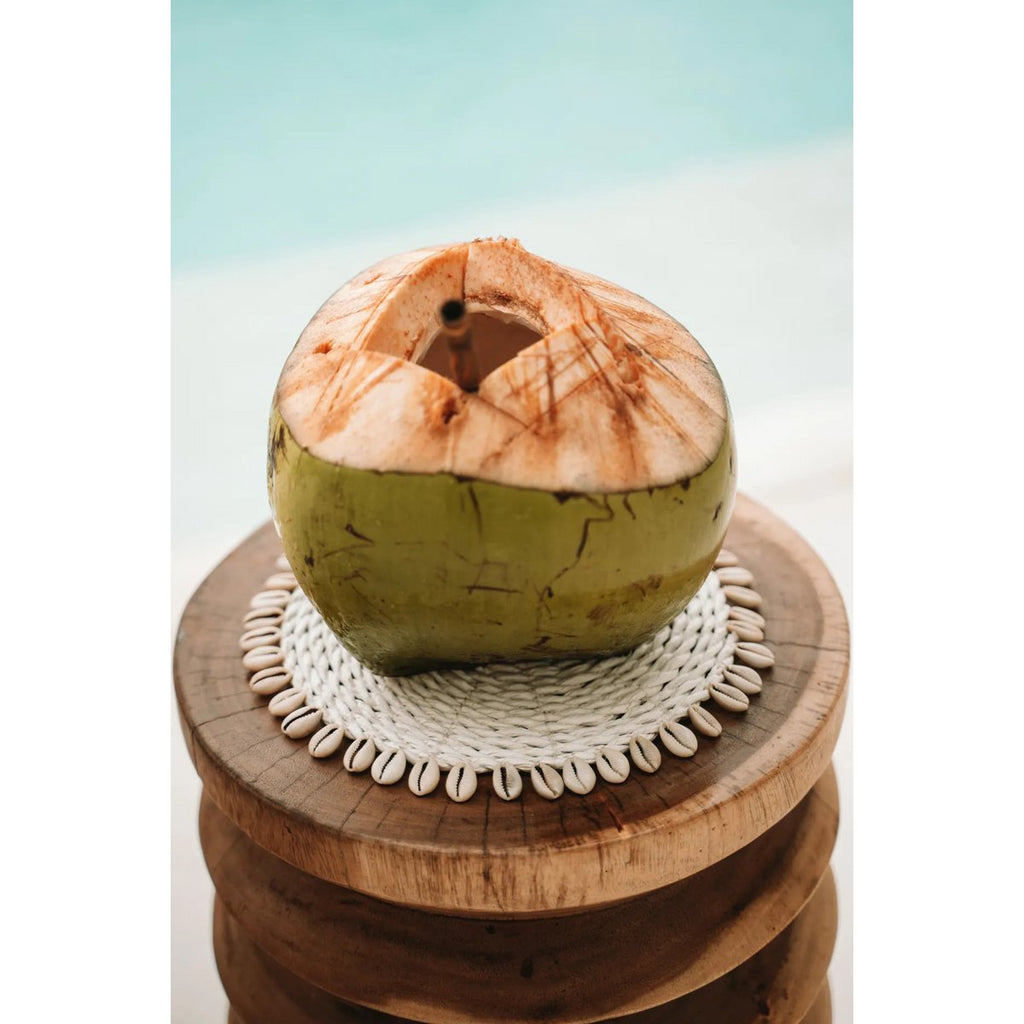 UNTERSETZER MIT KAURIMUSCHELN (WEIß)