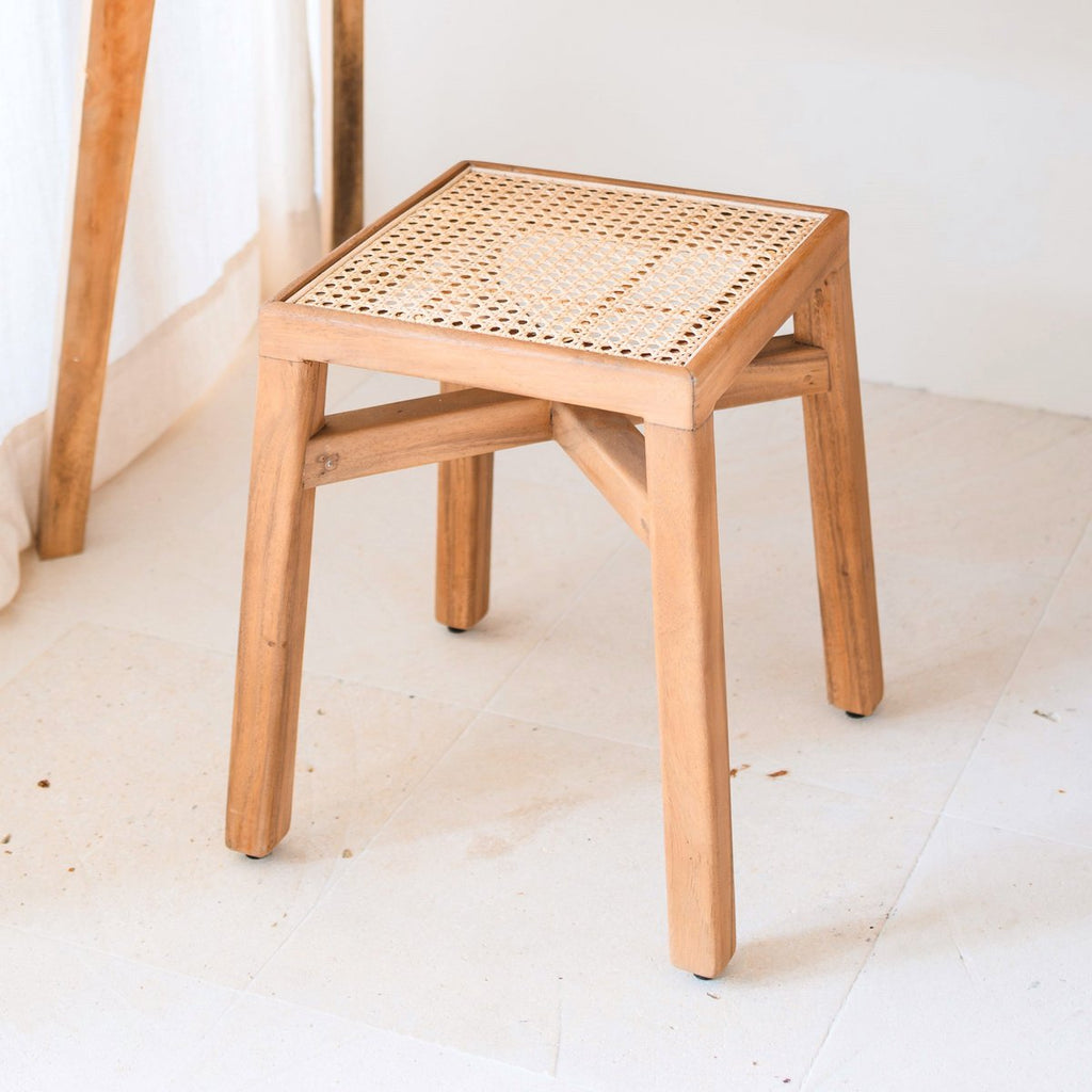 HANDGEFERTIGTER HOLZHOCKER MIT RATTAN SITZFLÄCHE