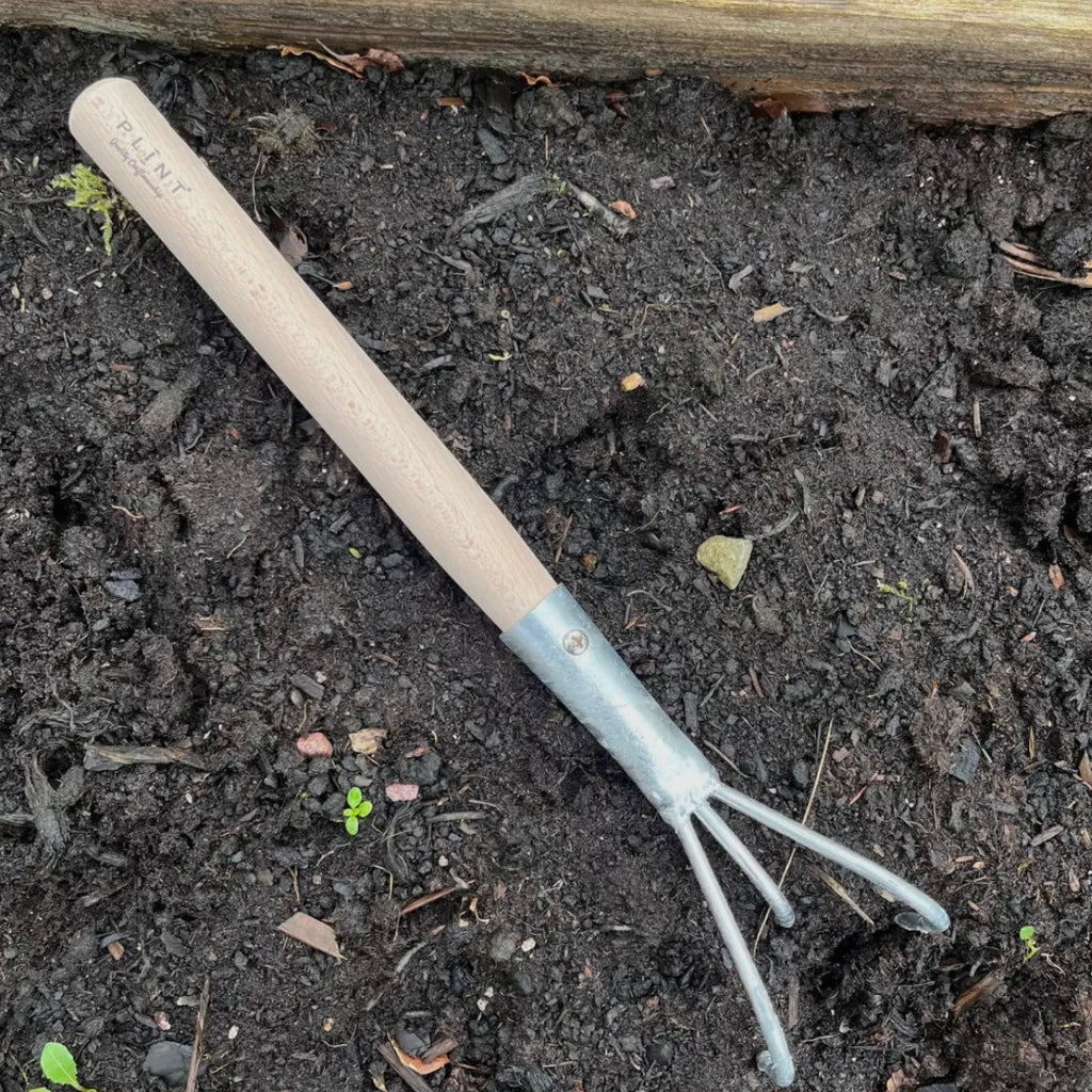 HANDGESCHMIEDETER HANDKULTIVATOR MIT HOLZGRIFF