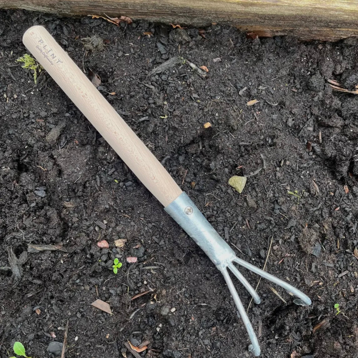 HANDGESCHMIEDETER HANDKULTIVATOR MIT HOLZGRIFF