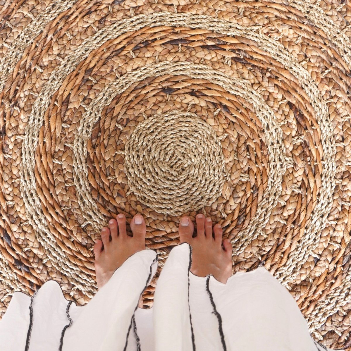 RUNDER TEPPICH AUS BANANENFASERN, SEEGRASS & WASSERHYAZINTHE