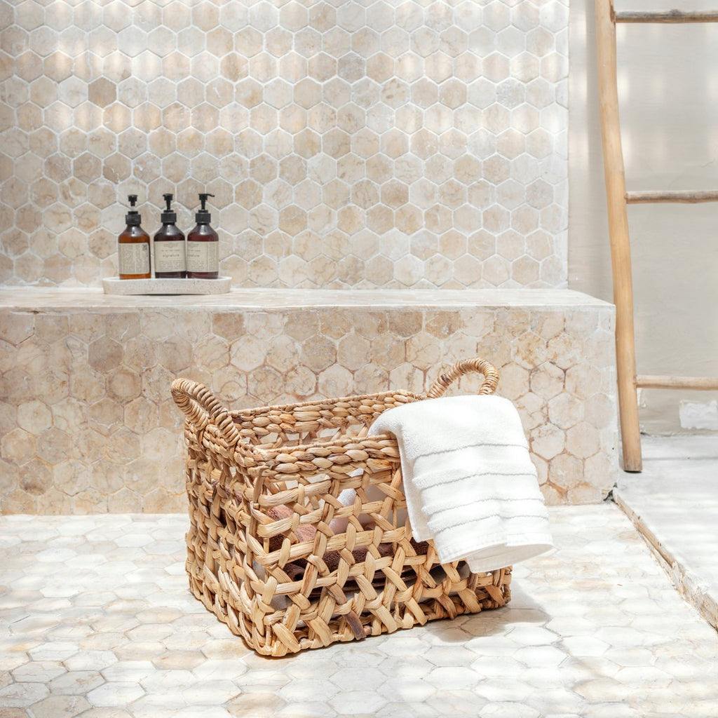 REGALKORB AUS WASSERHYZINTHE