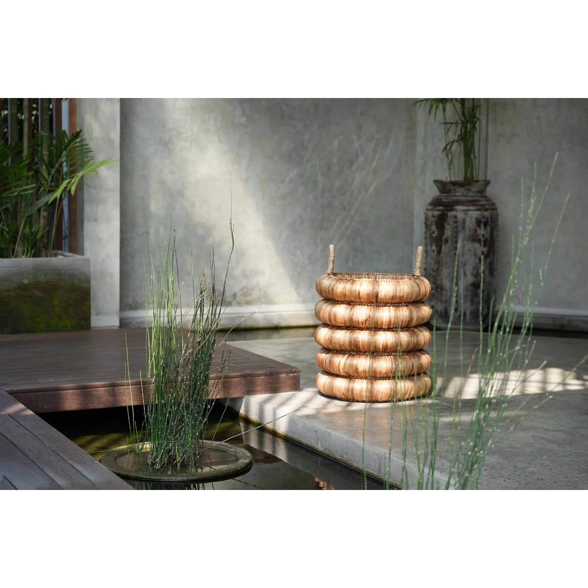 HANDGEFLOCHTENER KORB AUS WASSERHYZINTHE